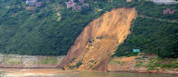 انهيار أرضي يتسبب في غرق قوارب صيد في جنوب غرب الصين