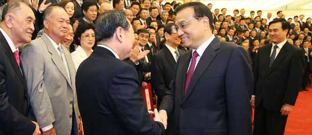 رئيس مجلس الدولة الصيني يدعو الصينيين فى الخارج إلى الاسهام فى الاقتصاد