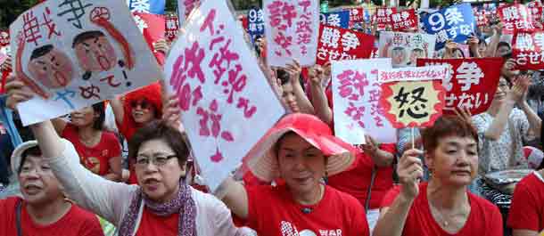 أكثر من 20 ألف شخص ينظمون مظاهرة ضد مشروعات القوانين الأمنية لرئيس الوزراء الياباني