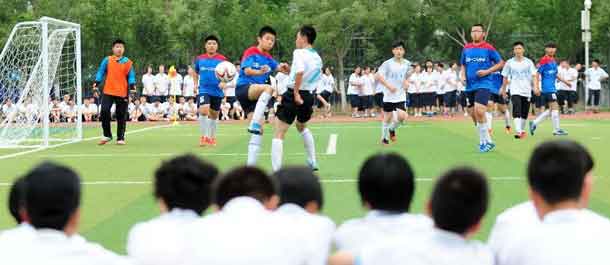 بدء مباراة كرة القدم للتلاميذ في مدينة شنيانغ