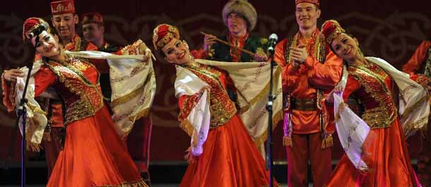الفرقة التتارستانية للأغنية والرقص تعرض في أورومتشي