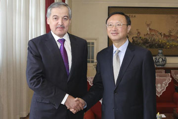 عضو بمجلس الدولة الصيني يلتقي بوزير الخارجية الطاجيكي