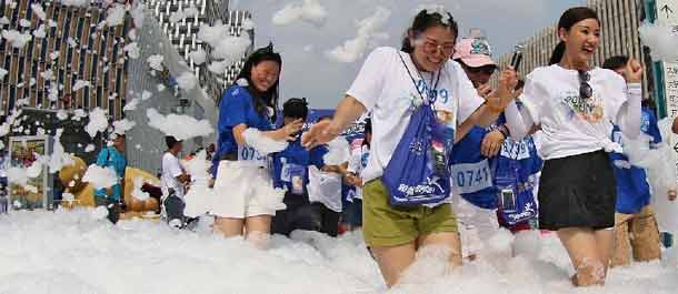 مهرجان الفقاعة في يانتاي يخفف الحرارة ويزيد السرور