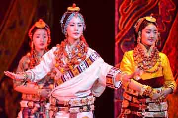 معرض الأزياء التقليدية التبتية يقام في مقاطعة تشينغهاى