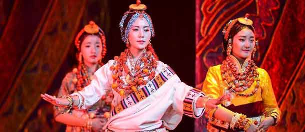 معرض الأزياء التقليدية التبتية يقام في مقاطعة تشينغهاى