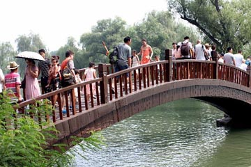 السياح يقبلون على زيارة منتجع تشنغده الجبلي في العطلة الصيفية