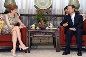 عضو مجلس دولة صيني يجتمع مع الوزيرة الأولى الاسكتلندية