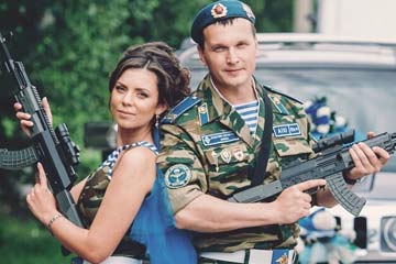 الزوج الروسي يلتقطان صورا مرتديين ملابس الزفاف العسكرية