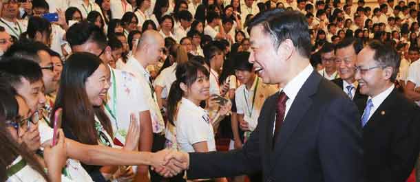 نائب الرئيس الصيني يدعو شباب هونغ كونغ إلى دعم حكومة المنطقة
