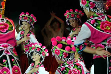 احتفال أهل قومية يي بعيد الشعلة في الرقص والأغنية