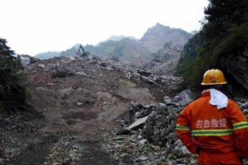 فقدان 40 شخصا بعد انهيار أرضي في شنشي شمال غربي الصين