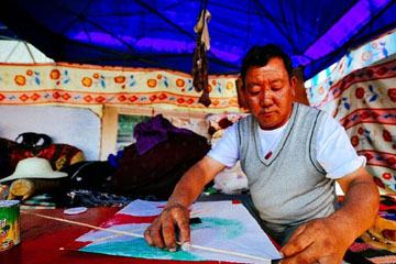 القصة بالصور: صانع الطائرة الورقية في التبت