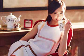 الممثلة الصينية تانغ يان تستمتع بوقت الشاي