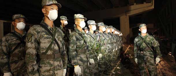الجيش الصيني ورجال الإطفاء يعملون على إخماد الحريق