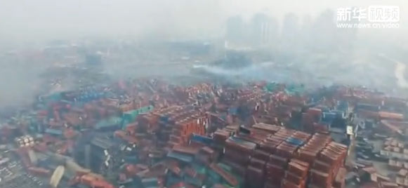بالفيديو: طائرة الأخبار بدون الطيار لشبكة شينخوا تلتقط صور موقع الانفجار بتيانجين
