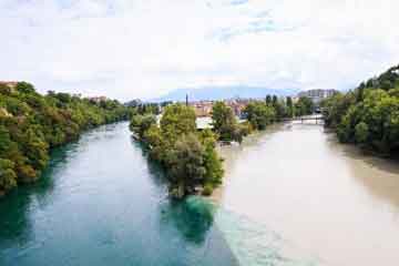 اللقاء بين النهر النقي والنهر العاكر في سويسرا