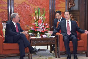 نائب رئيس مجلس الدولة الصيني يلتقي مع مؤسس بلومبرج ال. بي.