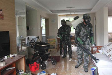 فريق الإنقاذ الوطني يجري عملية التوظيف والتعقيم في موقع الانفجار في تيانجين