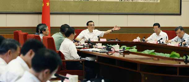 رئيس مجلس الدولة الصيني يحث على دفع التصنيع المتطور