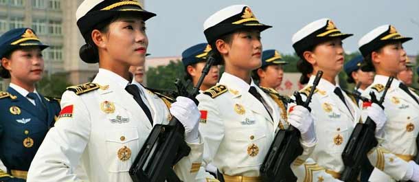المجندات الصينيات في تدريبات الاستعراض العسكري