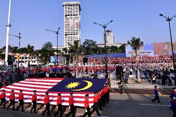 ماليزيا تقيم بروفة لحفلة العيد الوطني
