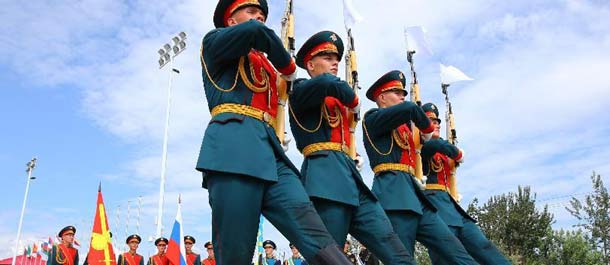 اللحظات عن الجنود المشاركة في الاستعراض العسكرية الصيني في يوم النصر