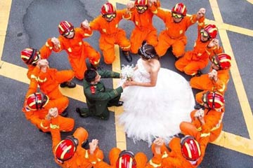 صور الزفاف لرجل اطفاء صيني وُلد بعد عام 1995م