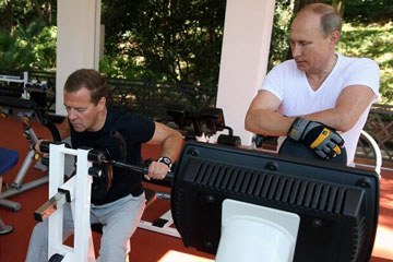 بوتين وميدفيديف يجريان اللياقة البدنية سويا