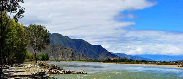 الصين الجميلة: المناظر الجميلة على شاطئ النهر في لاسا