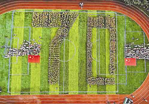 التلاميذ الصينيون يشكلون الرقم "70" للاحتفال بذكرى يوم النصر