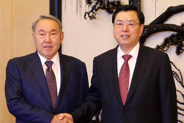 كبير المشرعين الصينيين يلتقي مع رئيس قازاقستان