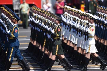 أكبر تشكيل لحرس الشرف في جيش التحرير الشعبي الصيني يمر بميدان تيان آن من