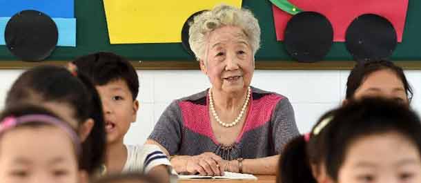 الانهماك في التعليم 60 عاما: الجدة الجميلة البالغة 90 سنة من عمرها