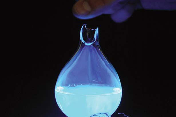 فنان هولاندي يبدع المصباح بالوقود الجديد - الدم البشري
