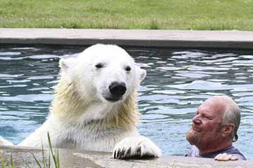 الحياة السعيدة بين الدب القطبي ومدربه