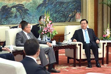 كبير المشرعين الصينيين يجتمع مع وفد من قازاقستان
