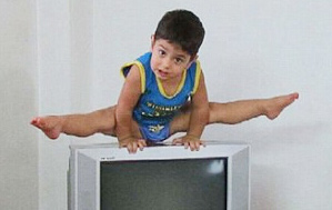 لاعب الجمباز عمره 2 عامين يلقى اقبالا واسعا على الانترنت