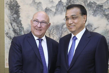رئيس مجلس الدولة الصيني يجتمع مع وزير المالية الفرنسي