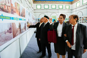 إقامة معرض الصور للاحتفال بالذكرى ال60 لتأسيس منطقة شينجيانغ الذاتية الحكم