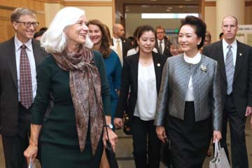 سيدة الصين الأولى تقوم بجولة في مركز أمريكي لبحوث السرطان وتدعو إلى مزيد من التعاون 
في مجال الرعاية الصحية