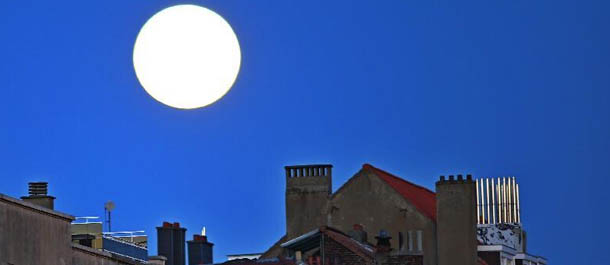 "سوبر القمر" يظهر في سماء بروكسل