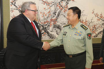 الصين ونيوزيلندا تتعهدان بزيادة التعاون العسكري