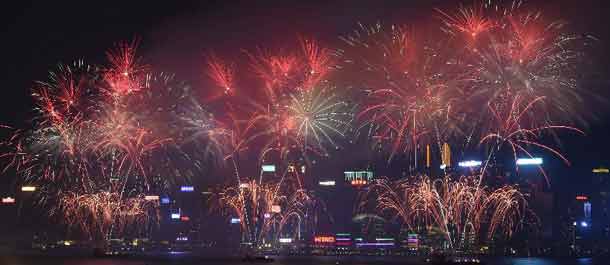 اقامة عرض الألعاب النارية في هونغ كونغ للاحتفال بالعيد الوطني