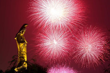 اقامة عرض الألعاب النارية في ماكاو للاحتفال بالعيد الوطني