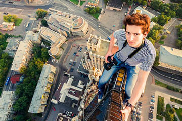 شاب روسي يلتقط صورا في مبنى يبلغ ارتفاعه 156 مترا