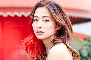 الممثلة الصينية يينغ أر تلتقط صورا للمجلة