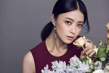 الممثلة الصينية جيانغ شين تلتقط صورا للمجلة