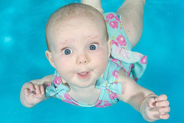 الصور المضحكة: الرضعاء يسبحون تحت سطح المياه