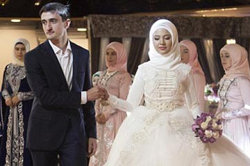 تسجيل حفل الزفاف للزوجين الشيشانيين: لا تقطع العروس الكعكة