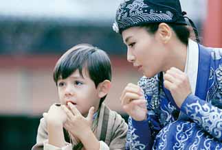 التفاعل الودي بين الولد والممثلة ليو تاو في برنامج "أين أبي؟"